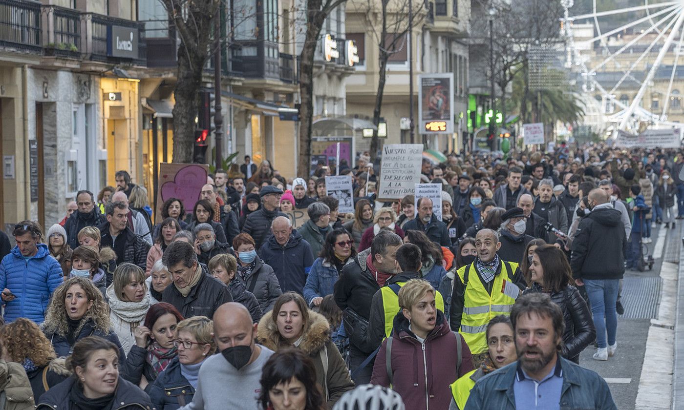 Manifestazioa, atzo, Donostiako kaleetan. ANDONI CANELLADA / FOKU.