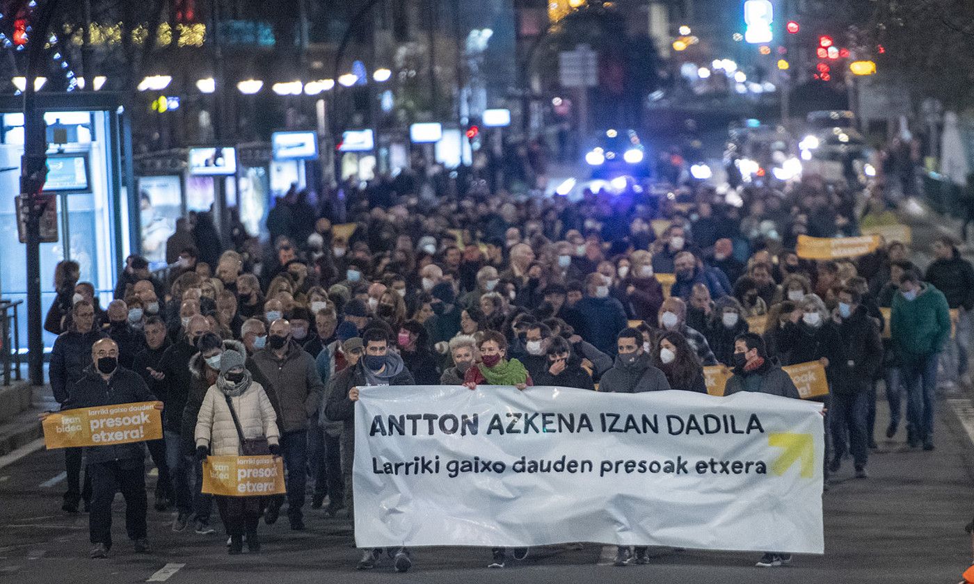 Donostian manifestazioa egin zuten atzo iluntzean. GORKA RUBIO / FOKU.