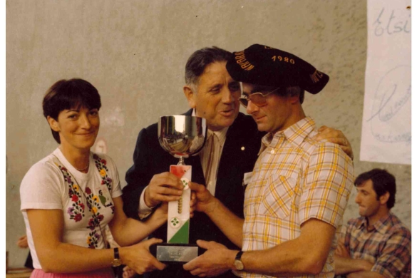 Nafarroako Bertsolari Txapelketa, Lesakan, 1980. urtean. Ezkerretik, Kontxi Erro eta Fernando Artola Sagarzazu, Mixel Aire Xalbador II.a txapeldunari saria ematen. KONTXI ERROK UTZIA Nafarroako Bertsolari Txapelketa, Lesakan, 1980. urtean. Ezkerretik, Kontxi Erro eta Fernando Artola Sagarzazu, Mixel Aire Xalbador II.a txapeldunari saria ematen. KONTXI ERROK UTZIA