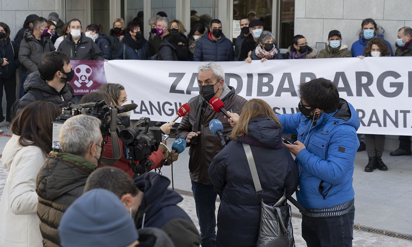 Zaldibar Argitu plataformako Gaizka Zabarte, hedabideen aurrean, atzoko elkarretaratzean, Durangon. RAUL BOGAJO / FOKU. Zaldibar Argitu plataformako Gaizka Zabarte, hedabideen aurrean, atzoko elkarretaratzean, Durangon. RAUL BOGAJO / FOKU.