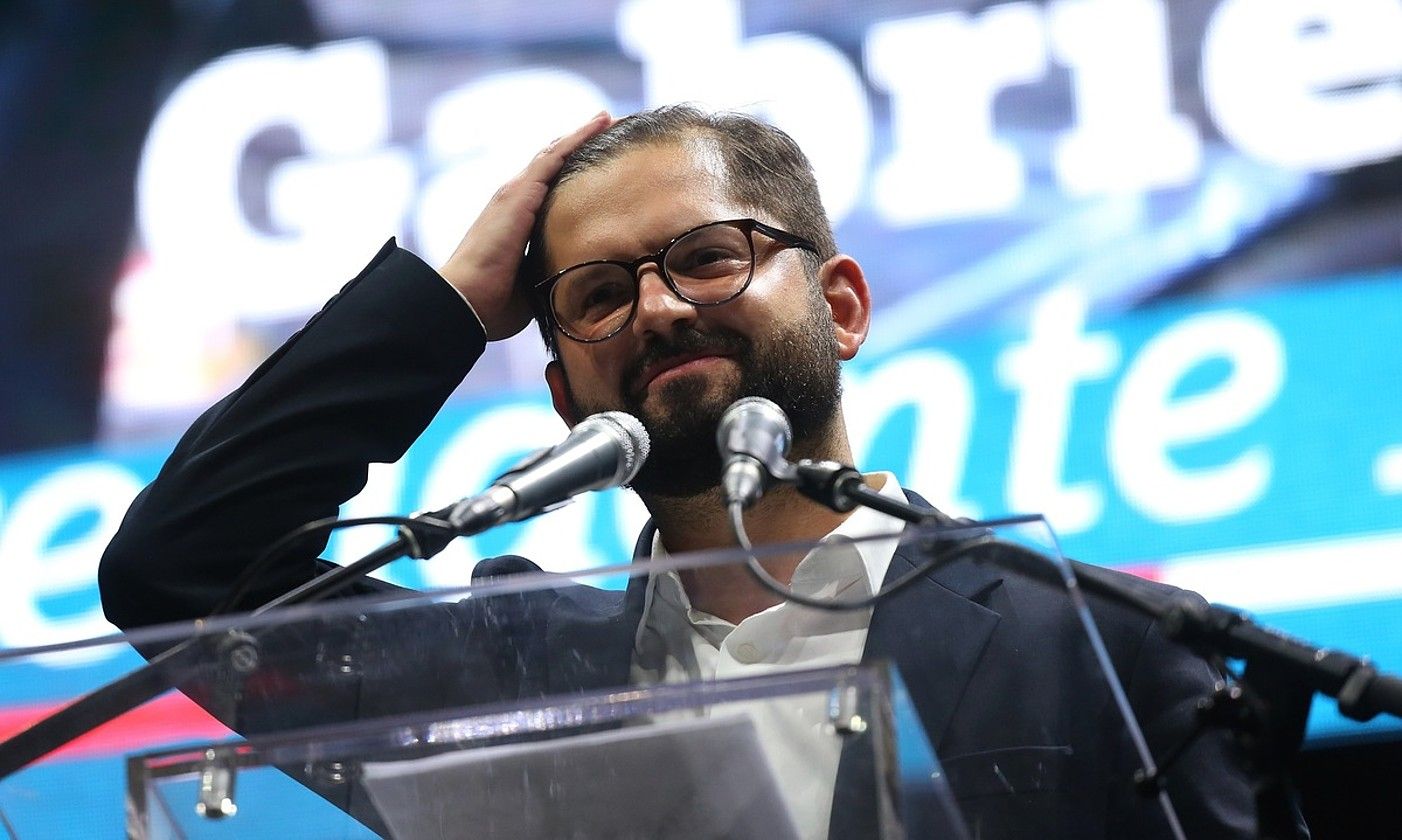 Gabriel Boric Txileko presidente hautatua, igandean, Santiagon, hauteskunde garaipena ospatzen. ELVIS GONZALEZ / EFE.