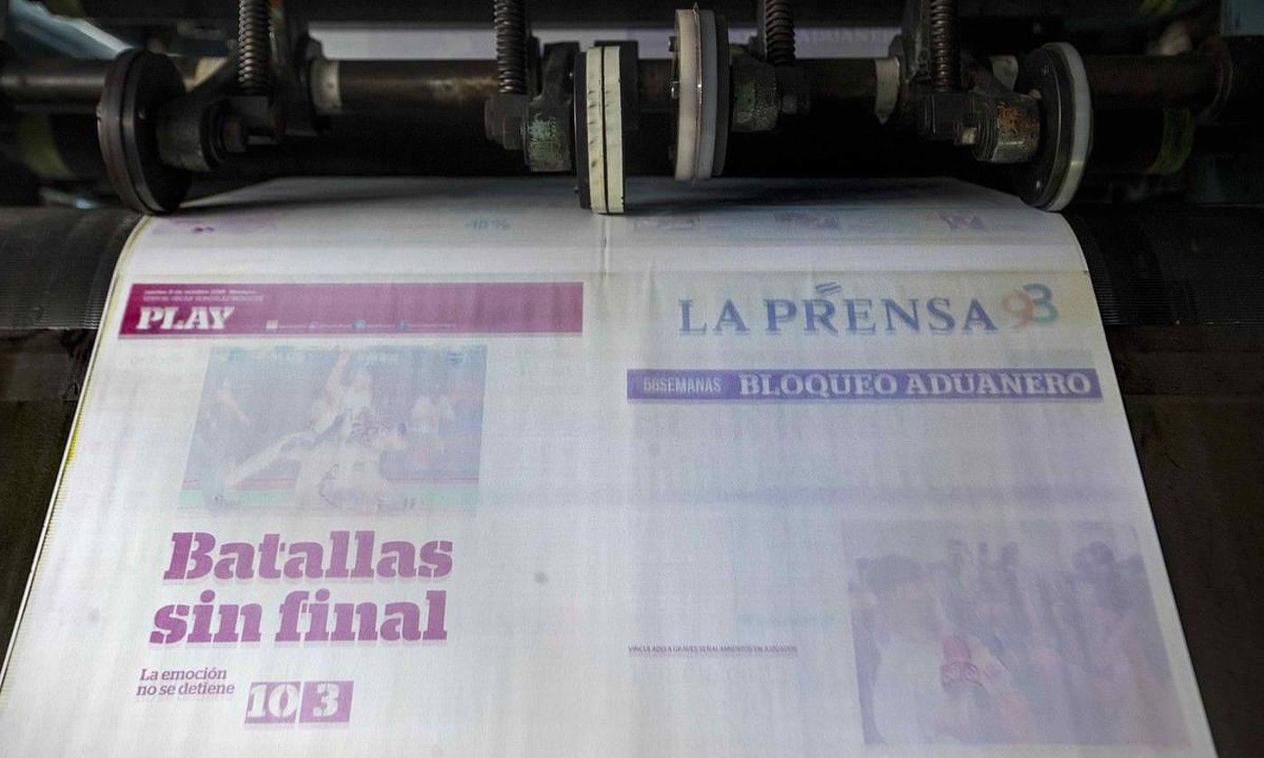 Nikaraguako La Prensa egunkariaren azala, Managuako errotatiban. JORGE TORRES / EFE.