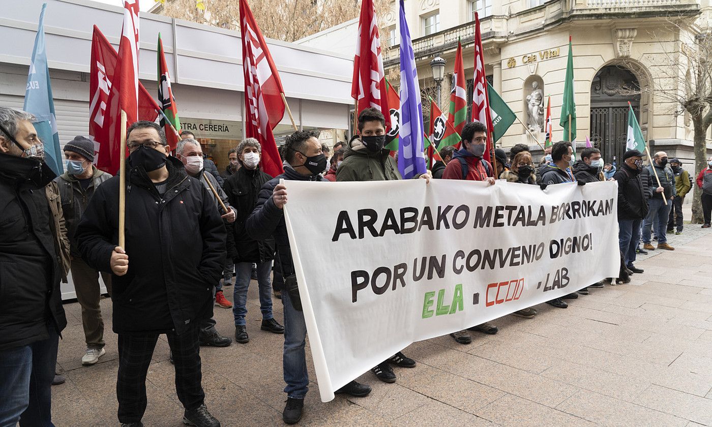 ELA, LAB eta CCOO sindikatuetako ordezkariak, atzo, Gasteizen, patronalaren egoitzaren aurrean. RAUL BOGAJO / FOKU.