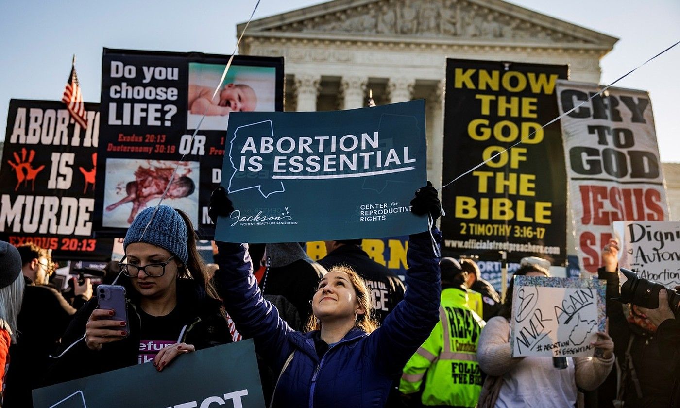 Protestak. Abortuaren aurkako eta aldeko manifestariak, abendu hasieran, Washingtonen. SAMUEL CORUM / EFE­.