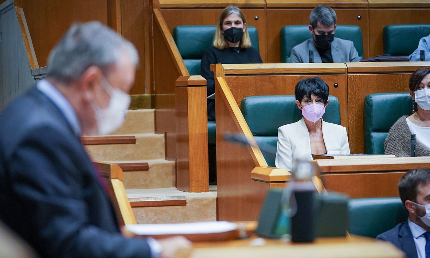 Maddalen Iriarte, Pedro Azpiazuren hitzartzea entzuten, osoko zuzenketen inguruko eztabaidan, Eusko Legebiltzarrean. ENDIKA PORTILLO / FOKU.