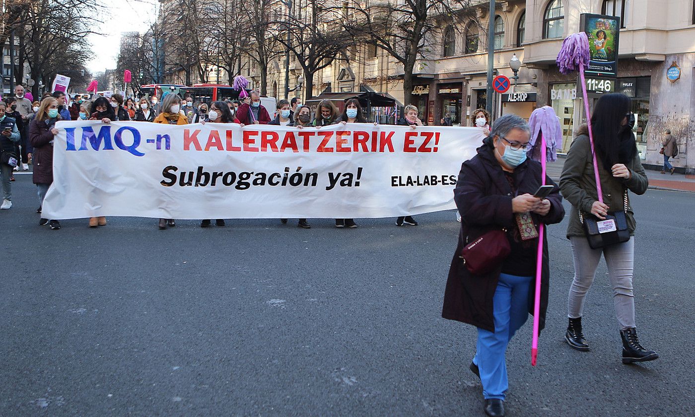 IMQ klinikako garbitzaileek atzo Bilbon eginiko manifestazioan eraman zuten pankarta. OSKAR MATXIN EDESA / FOKU.