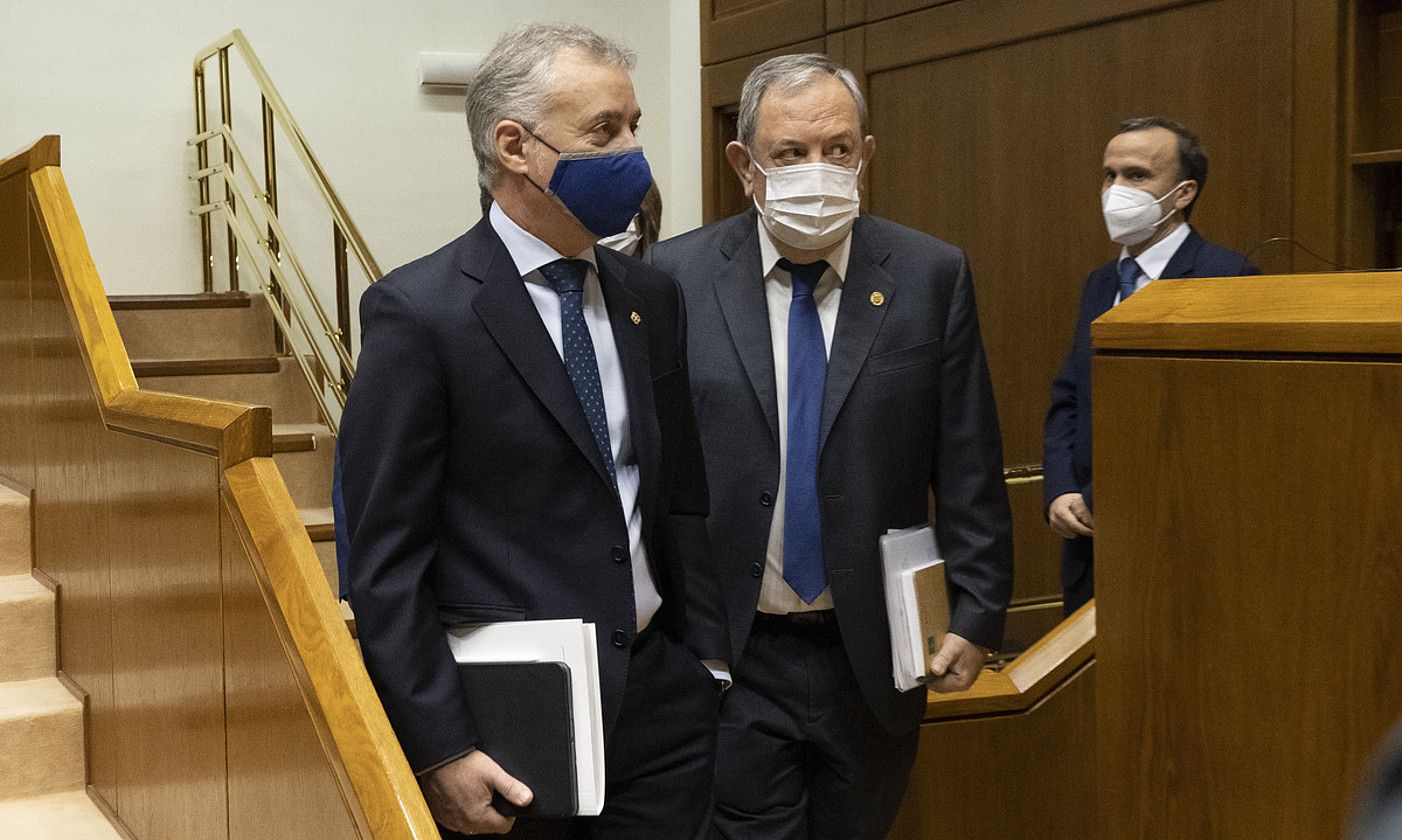Iñigo Urkullu lehendakaria eta Pedro Azpiazu Ogasun sailburua, atzo, Eusko Legebiltzarrean. RAUL BOGAJO / FOKU.