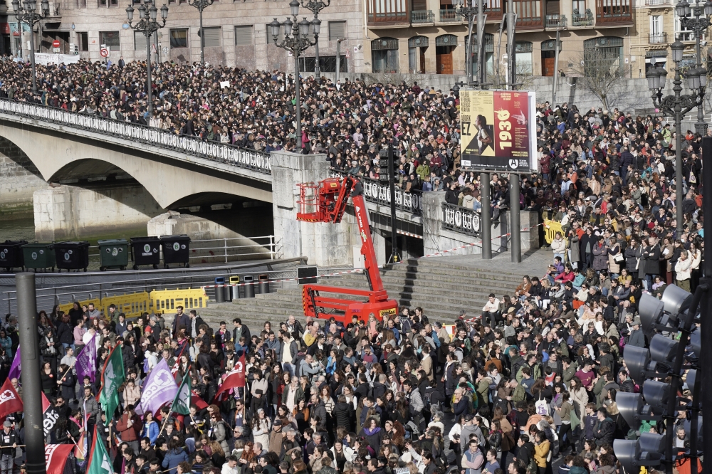 Arriaga plazan amaitu dute protesta irakasleek. MARISOL RAMIREZ / FOKU Arriaga plazan amaitu dute protesta irakasleek. MARISOL RAMIREZ / FOKU