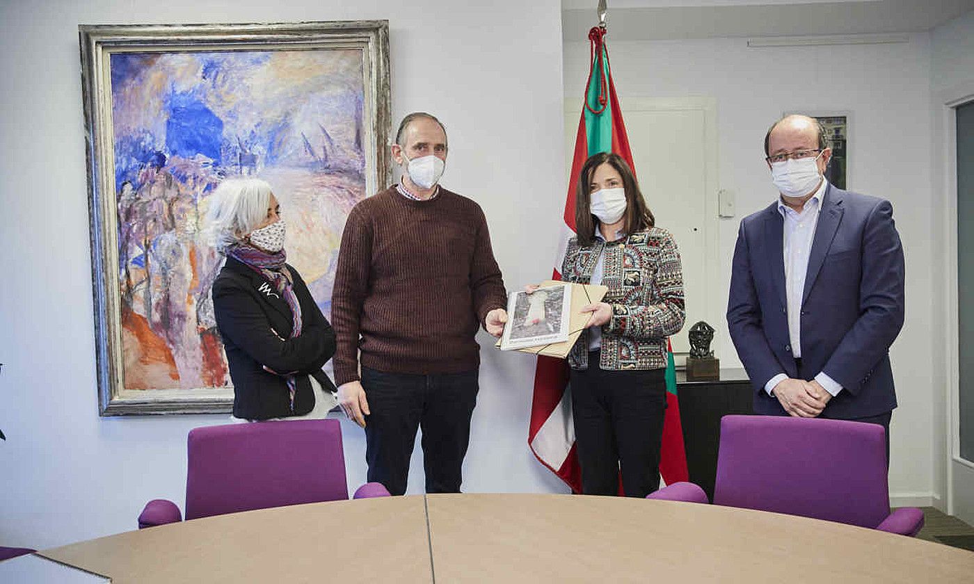 Iñaki Garaialde, txostena ematen. IREKIA.