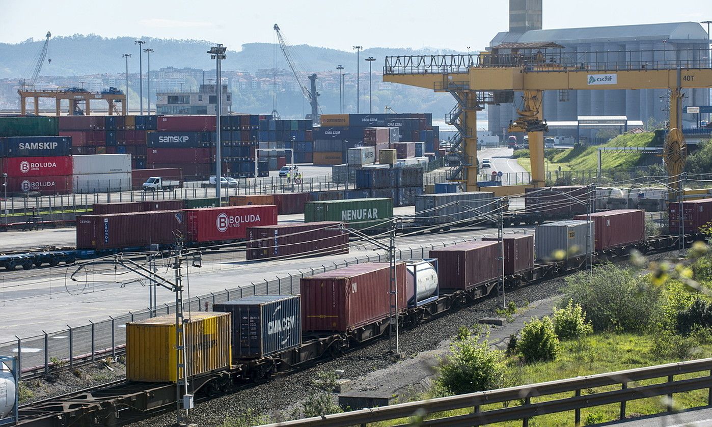 Salgaien tren bat Bilboko portutik abiatzen; Jundizko azpiegiturarekin lotura zuzena izango du portuak. M. RAMIREZ / FOKU.