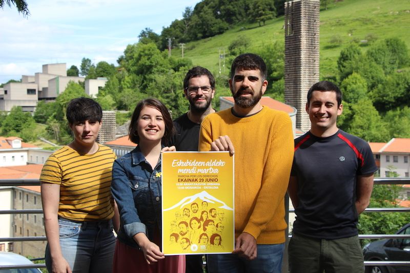 Gure Eskuko kideak Arantzazun (Gipuzkoa), gaur, ekainaren 29ko mendi martxa aurkezten. GURE ESKU.