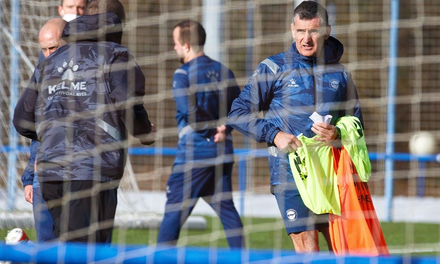 Jose Luis Mendilibar, atzo, lehen entrenamendua zuzentzen. DAVID AGUILAR / EFE.