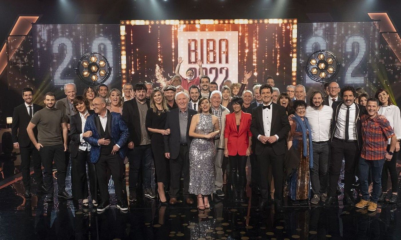 Ezkilen aurretik eta ondoren, Biba 2022! saio berezia emango dute, azken 40 urteotan telebista katean protagonista izan diren hainbat gonbidaturekin. ETB. Ezkilen aurretik eta ondoren, Biba 2022! saio berezia emango dute, azken 40 urteotan telebista katean protagonista izan diren hainbat gonbidaturekin. ETB.