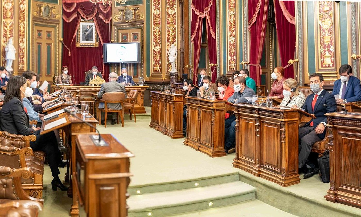Bilboko Udal Batzarra, atzo. Han onartu zituzten 2022ko aurrekontuak. BERRIA.