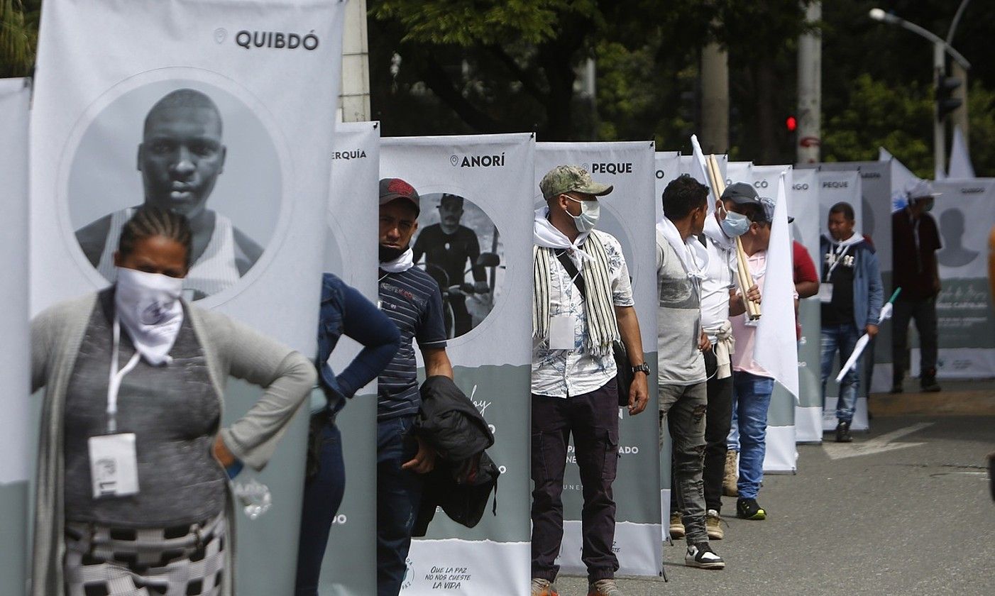 Biktimak. Hil eta desagertutako FARCeko kideak oroitzeko ekitaldia, Medellinen. LUIS EDUARDO NORIEGA / EFE.