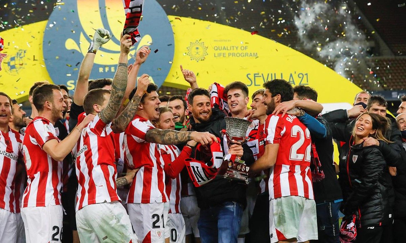 Athleticeko jokalariak, Bartzelonaren aurka irabazitako Espainiako Superkopa ospatzen. PABLO GOMEZ / EFE. Athleticeko jokalariak, Bartzelonaren aurka irabazitako Espainiako Superkopa ospatzen. PABLO GOMEZ / EFE.