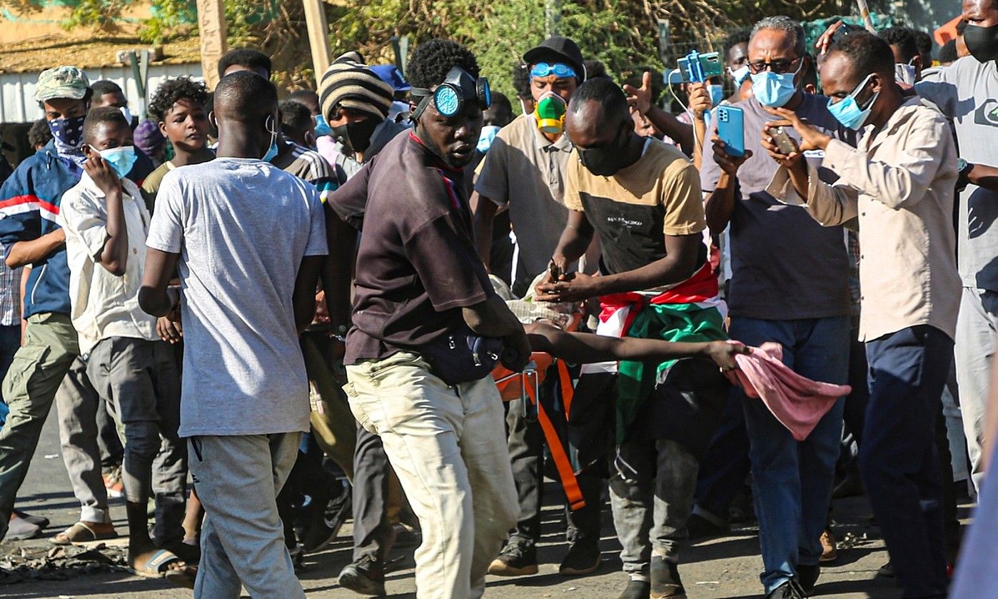 Manifestari batzuk zauritu bat eramaten, abenduaren 24an Sudango hiriburu Khartumen egindako protestetan. EFE.