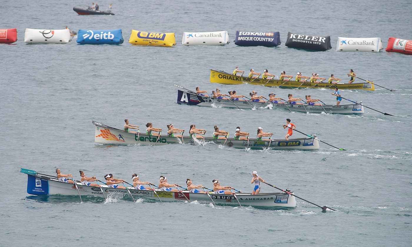 Donostiarra, Hondarribia, Donostia Arraun Lagunak eta Orio, azken denboraldiko Zarauzko Estropaden lehen jardunaldian, Euskotren ligan. JON URBE / FOKU.