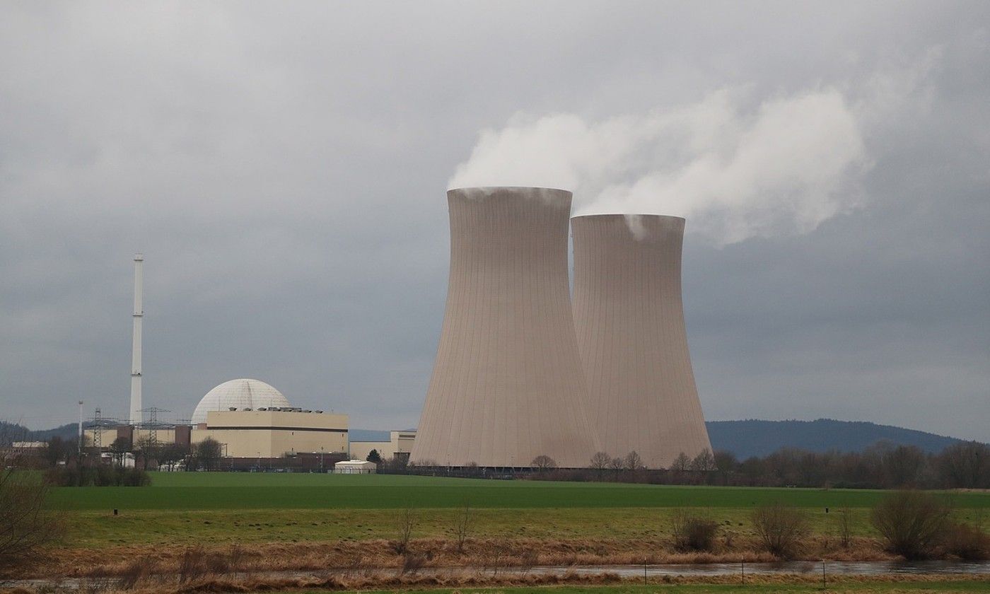 Alemania iparraldeko Emmerthal herrian den zentral nuklearra itzaltzeari ekin dio Preussen Elektrak. FOCKE STRANGMANN/ EFE.