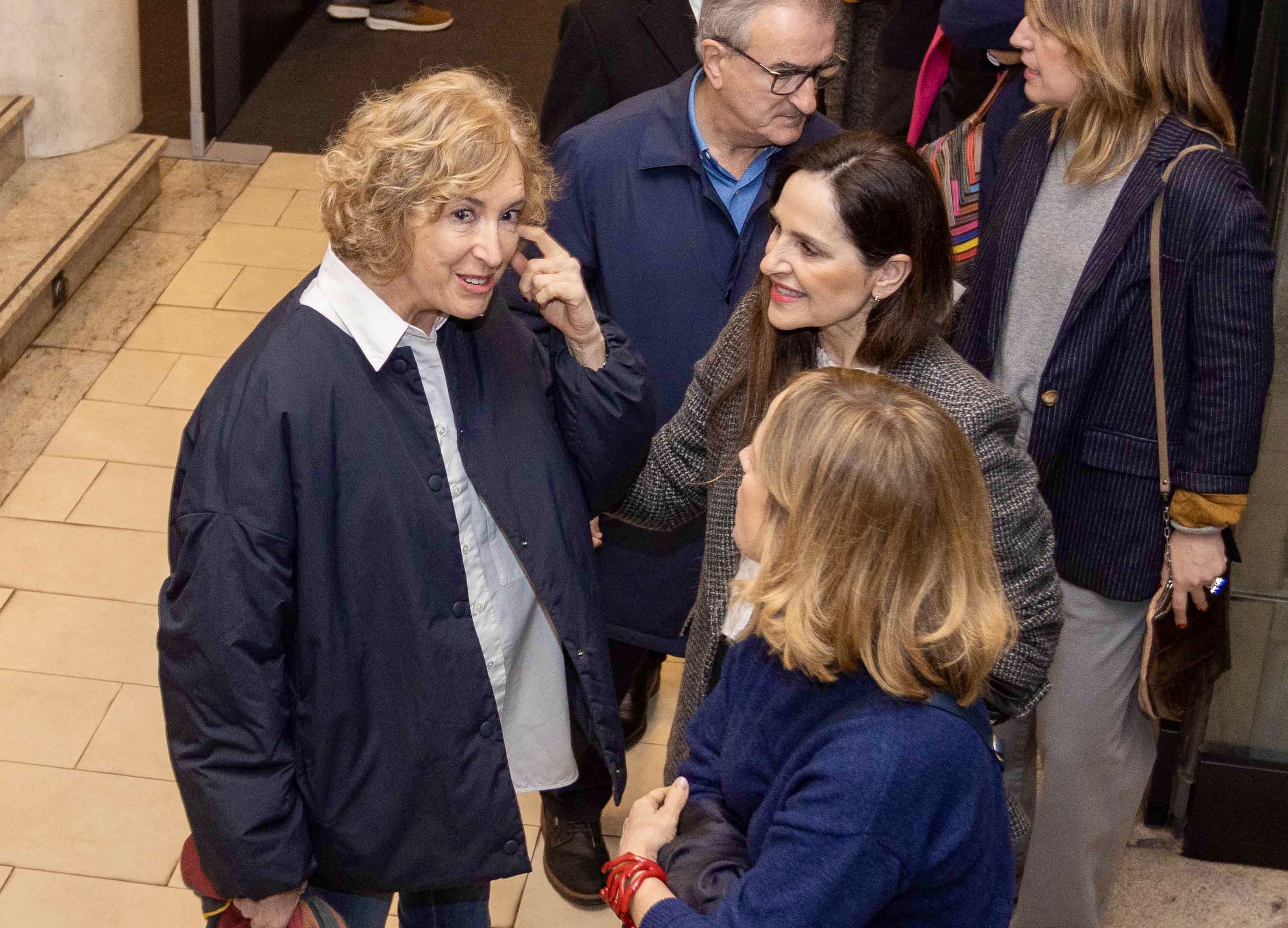 Ordoñez oroitzeko dokumentalaren aurkezpenean Ana Iribar, alarguna, Bakartxo Tejeria legebiltzarreko presidentearekin eta Eider Mendoza Gipuzkoa ahaldun nagusiarekin. EUSKO LEGEBILTZARRA