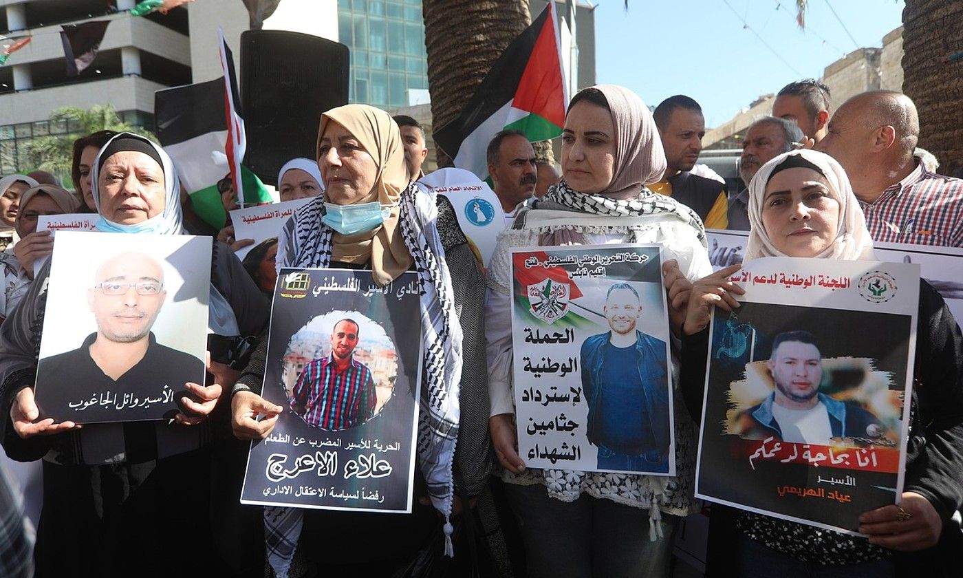 Israelen kartzelatutako preso palestinarren senide talde bat, espetxeratuen eskubideen aldeko protesta batean, joan den azaroan, Zisjordaniako Nablus hirian. ALAA BADARNEH / EFE. Israelen kartzelatutako preso palestinarren senide talde bat, espetxeratuen eskubideen aldeko protesta batean, joan den azaroan, Zisjordaniako Nablus hirian. ALAA BADARNEH / EFE.