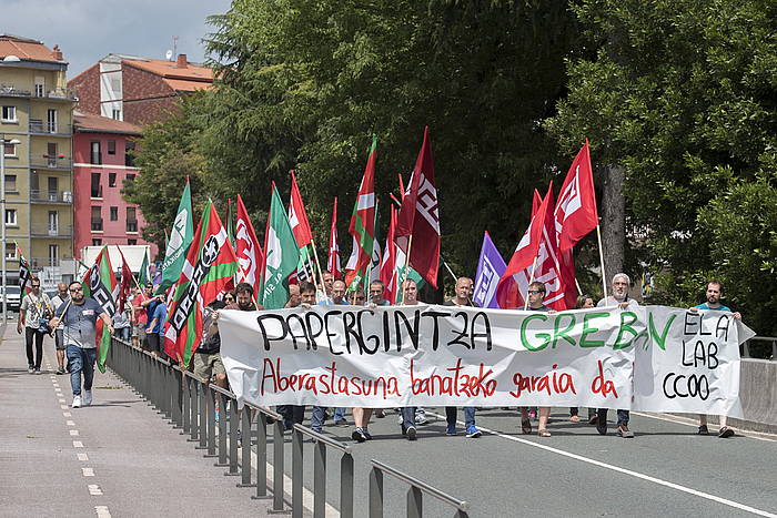 Papergintzako langileen manifestazioa, atzo. GORKA RUBIO / FOKU