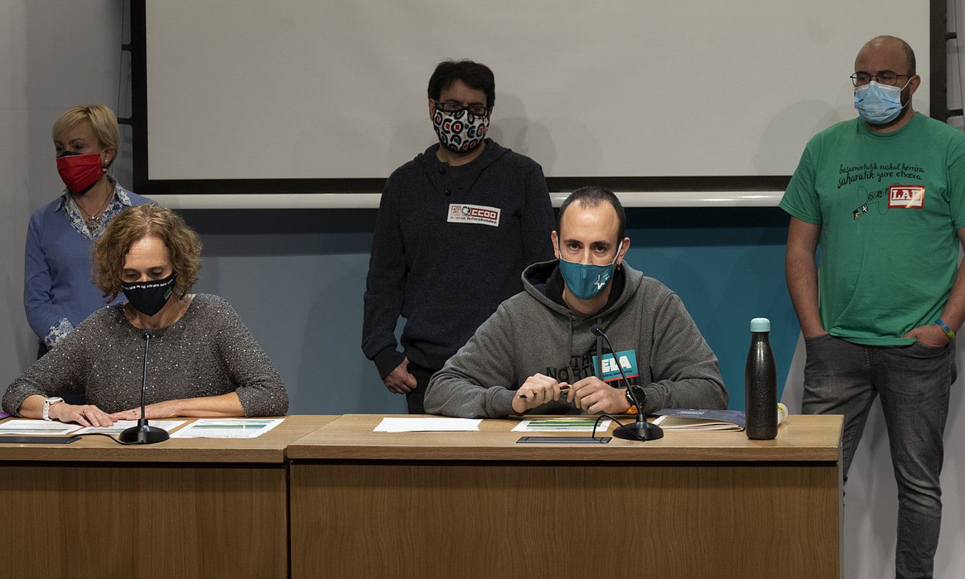 Sindikatuetako kideen agerraldia, atzo, Bilbon. MONIKA DEL VALLE / FOKU. Sindikatuetako kideen agerraldia, atzo, Bilbon. MONIKA DEL VALLE / FOKU.