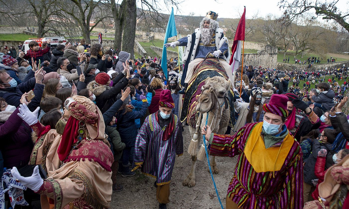 Gau Magikoa izeneko emanaldia egin zuten Bilbo Arenan, desfilearen ordez. ARITZ LOIOLA / FOKU.