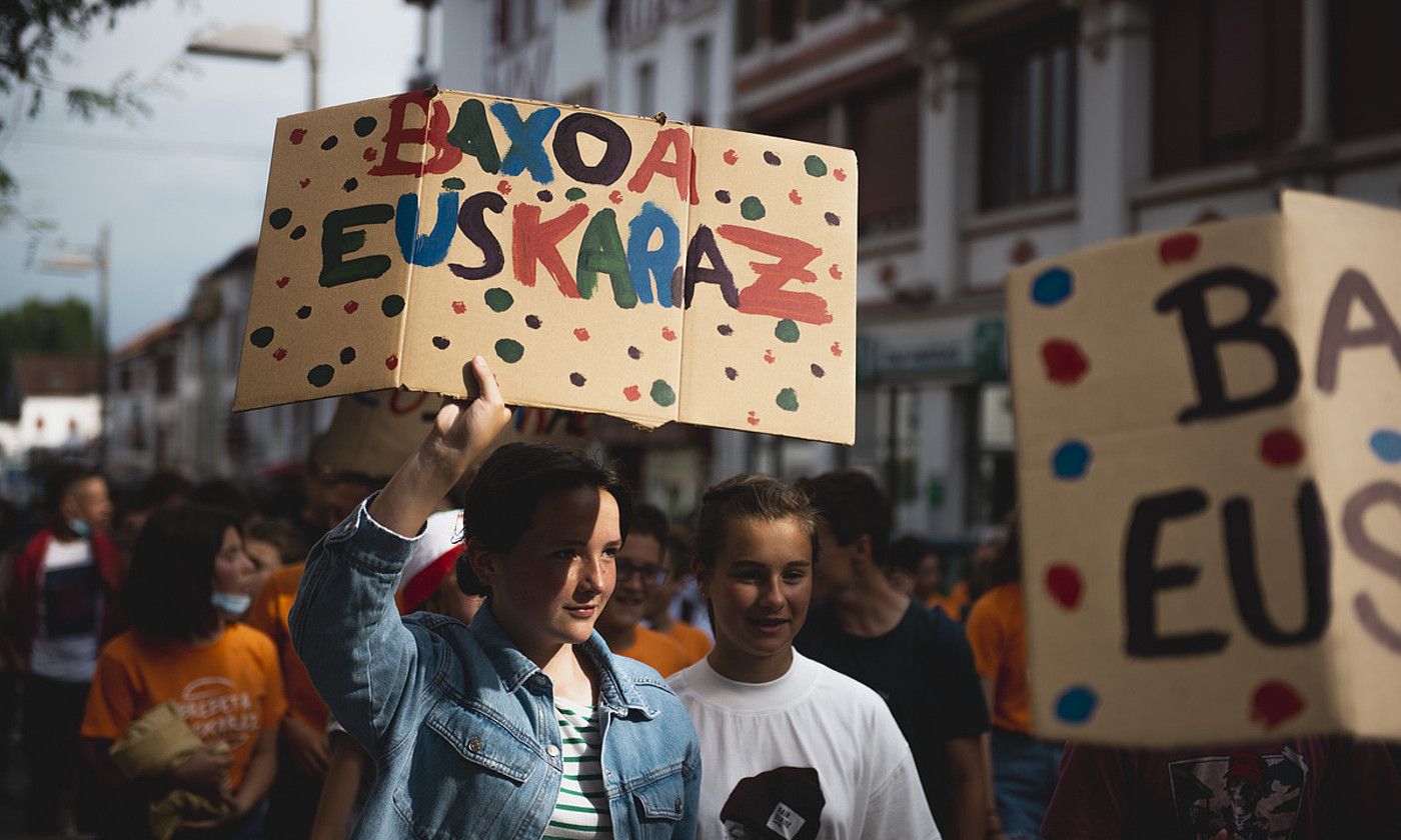 Ikasleen protesta, azterketak euskaraz egiteko eskubidearen alde, artxiboko irudi batean. GUILLAUME FAUVEAU. Ikasleen protesta, azterketak euskaraz egiteko eskubidearen alde, artxiboko irudi batean. GUILLAUME FAUVEAU.
