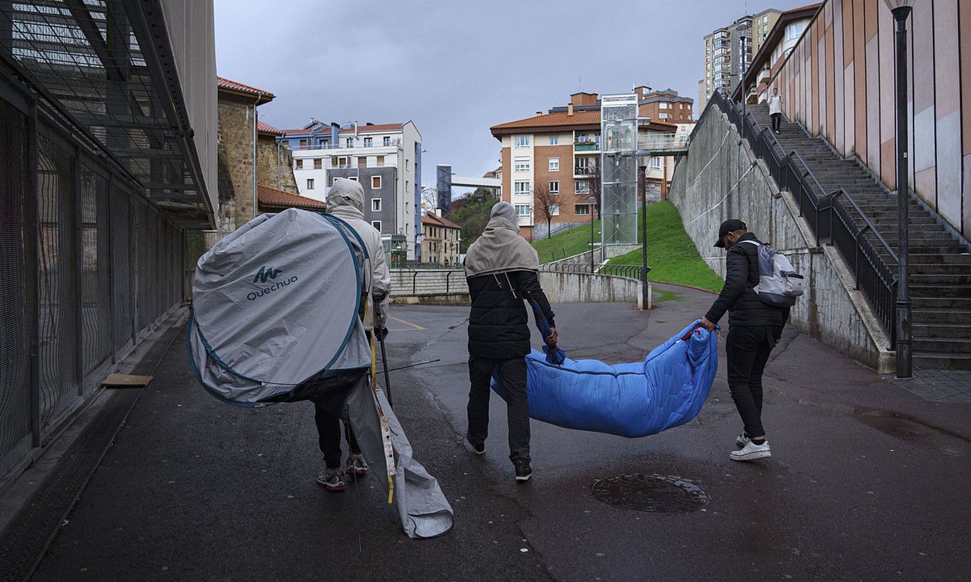 Hiru gazte, aste honetan, lotarako gauzak biltegira eramaten. ARITZ LOIOLA / FOKU.