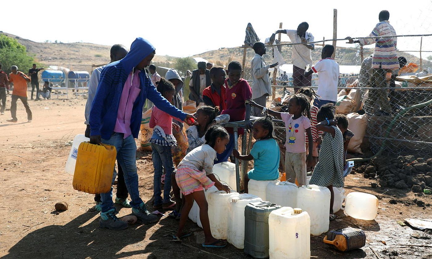 Tigrayko errefuxiatuak Sudango kanpaleku batean ura biltzen. M.A.O./EFE. Tigrayko errefuxiatuak Sudango kanpaleku batean ura biltzen. M.A.O./EFE.