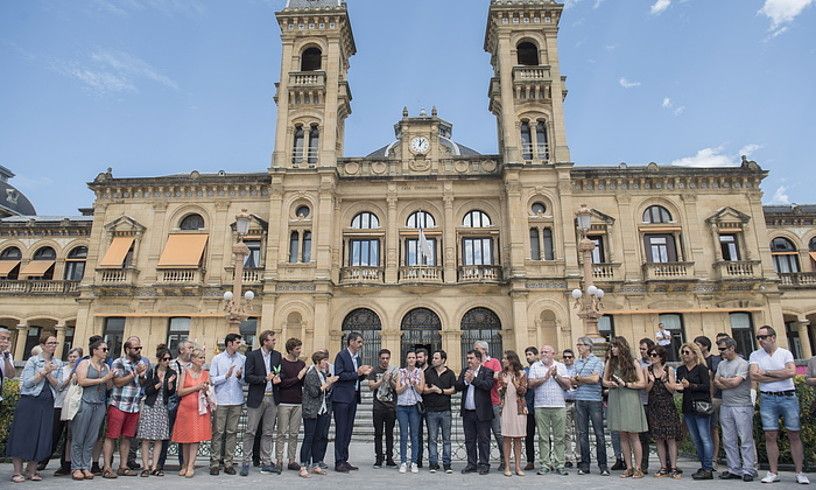 Herenegun protesta egin zuten udaletxe atarian, hilketa salatzeko. JUAN CARLOS RUIZ, FOKU