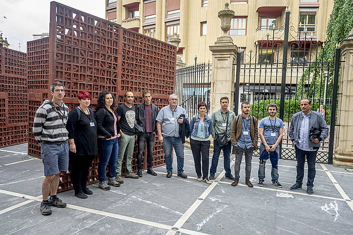 Sindikatuetako eta Foro Sozialeko ordezkariak Eusko Legebiltzarraren atarian, gaur, Gasteizen. JAIZKI FONTANEDA, FOKU