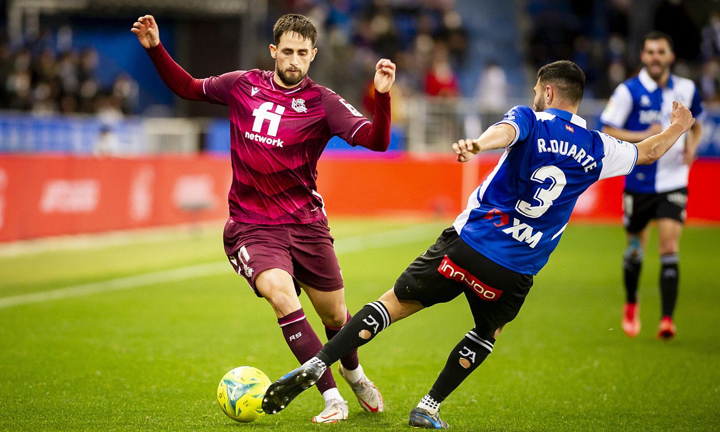 Adnan Januzaj Realeko jokalaria eta Ruben Duarte Alavesekoa, lehian, Mendizorrotzan. JAIZKI FONTANEDA / AGENTZIA. Adnan Januzaj Realeko jokalaria eta Ruben Duarte Alavesekoa, lehian, Mendizorrotzan. JAIZKI FONTANEDA / AGENTZIA.