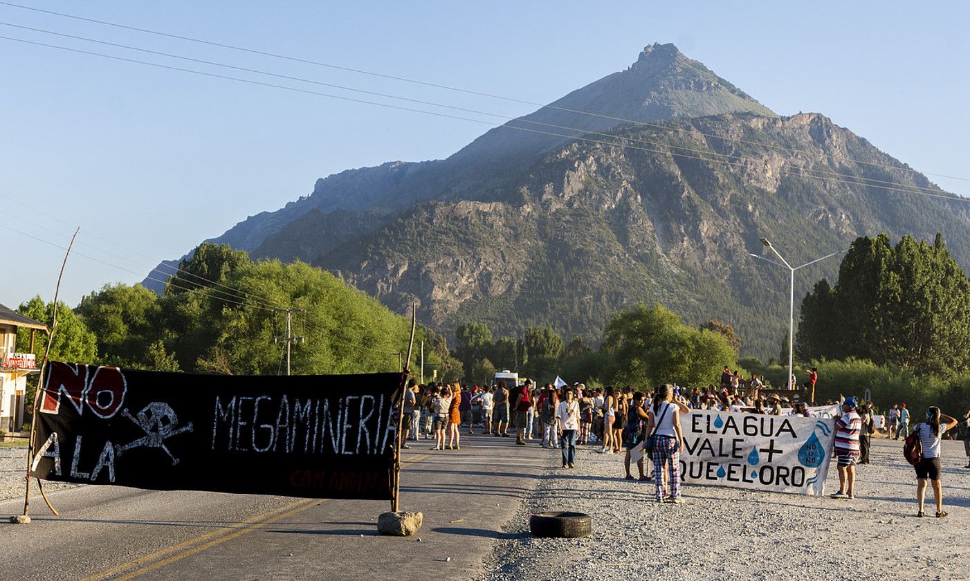 Aire zabaleko meatzaritzaren kontrako manifestari talde bat, errepide bat mozten, Argentinako Patagonian, Chubut probintzian. ROXANA SPOSARO.
