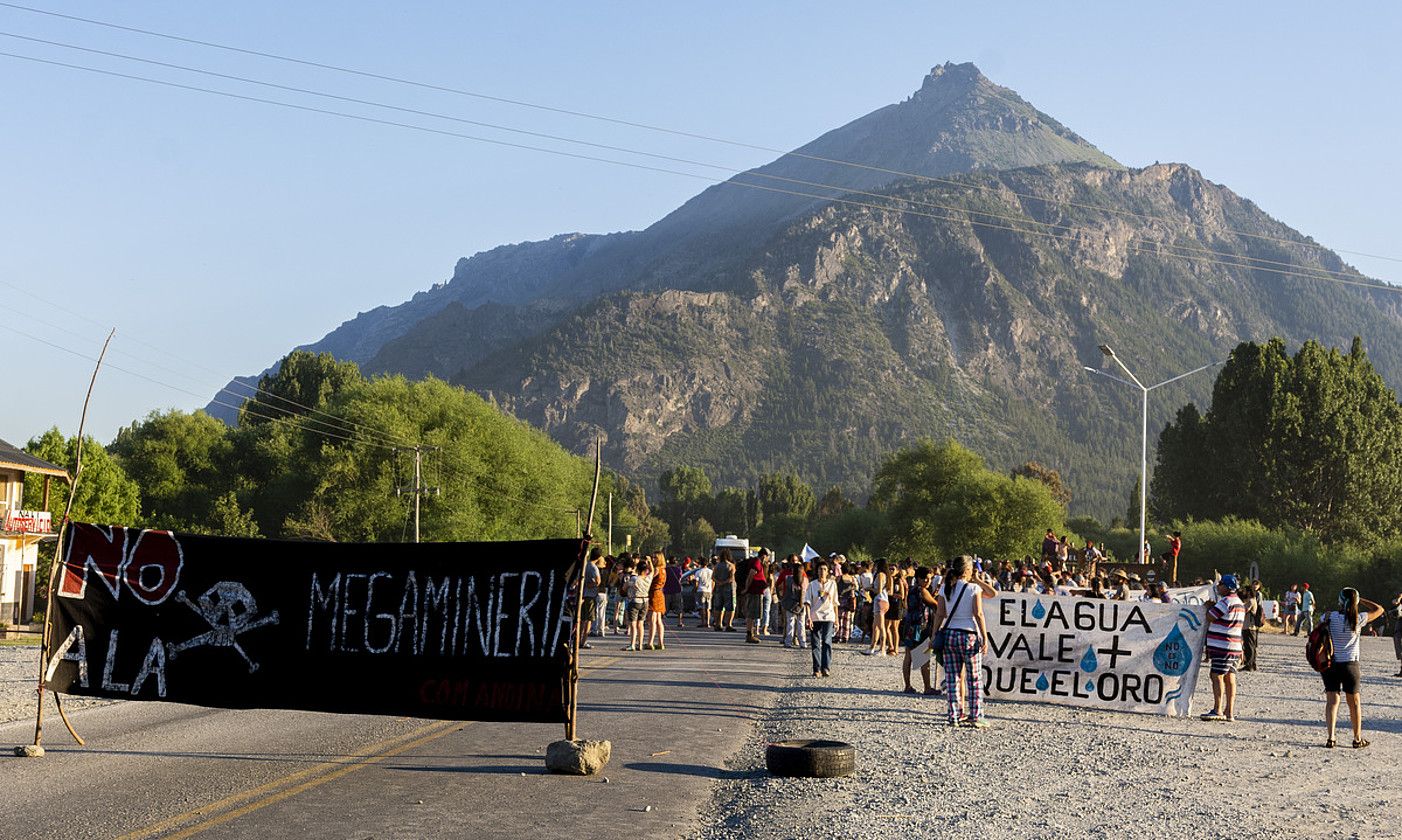 Aire zabaleko meatzaritzaren kontrako manifestari talde bat, errepide bat mozten, Argentinako Patagonian, Chubut probintzian. ROXANA SPOSARO. Aire zabaleko meatzaritzaren kontrako manifestari talde bat, errepide bat mozten, Argentinako Patagonian, Chubut probintzian. ROXANA SPOSARO.