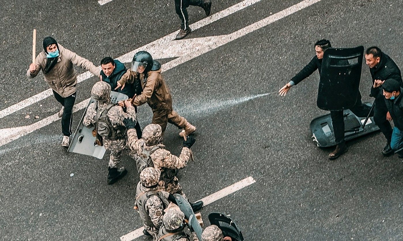 Azken egunotan Kazakhstanen egindako mobilizazioetan dozenaka pertsona hil dira. Argazkian, estatuko indarren eta manifestarien arteko istiluak, Almatyn. EFE. Azken egunotan Kazakhstanen egindako mobilizazioetan dozenaka pertsona hil dira. Argazkian, estatuko indarren eta manifestarien arteko istiluak, Almatyn. EFE.