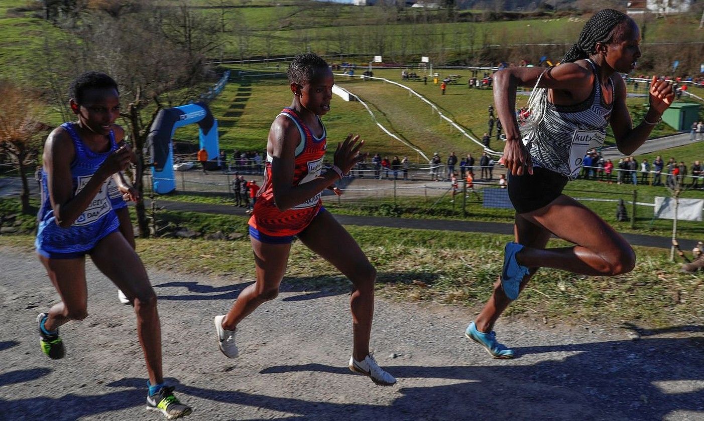 Eva Cherono, Beatrice Chebet eta Hellen Obiri, ahalegin betean, 2020eko Elgoibarko krosean. JUAN HERRERO / EFE.