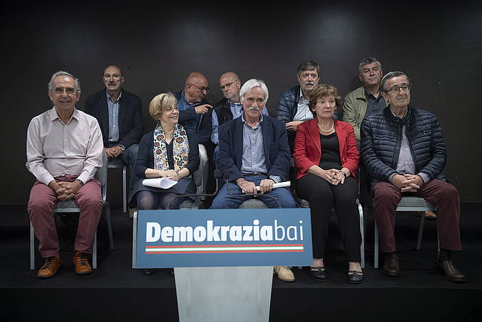 Demokrazia Bai plataformako kideak, gaurko aurkezpenean. JON URBE / FOKU