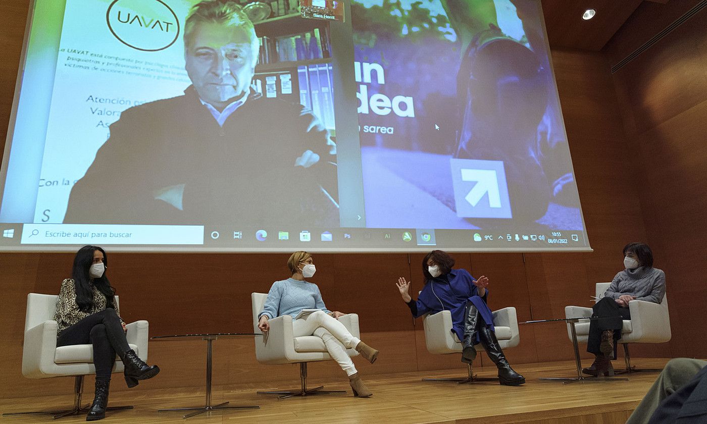 Atzo eginiko mahai inguruko protagonistak, Bilbon. ARITZ LOIOLA / FOKU.