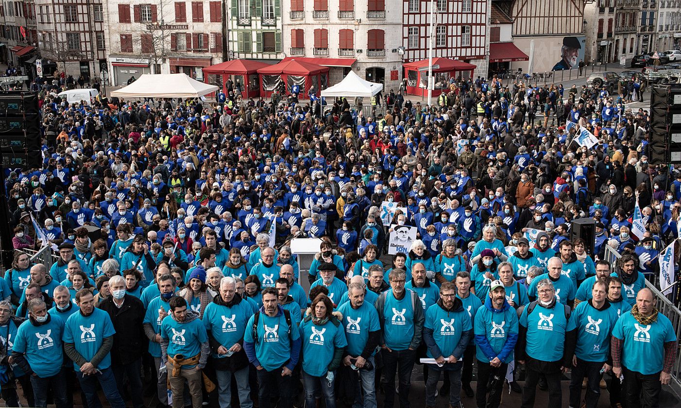 Euskal presoen etxeratzearen aldeko ekintzaileak taula gainera igo ziren manifestazio bukaeran. PATXI BELZAIZ.