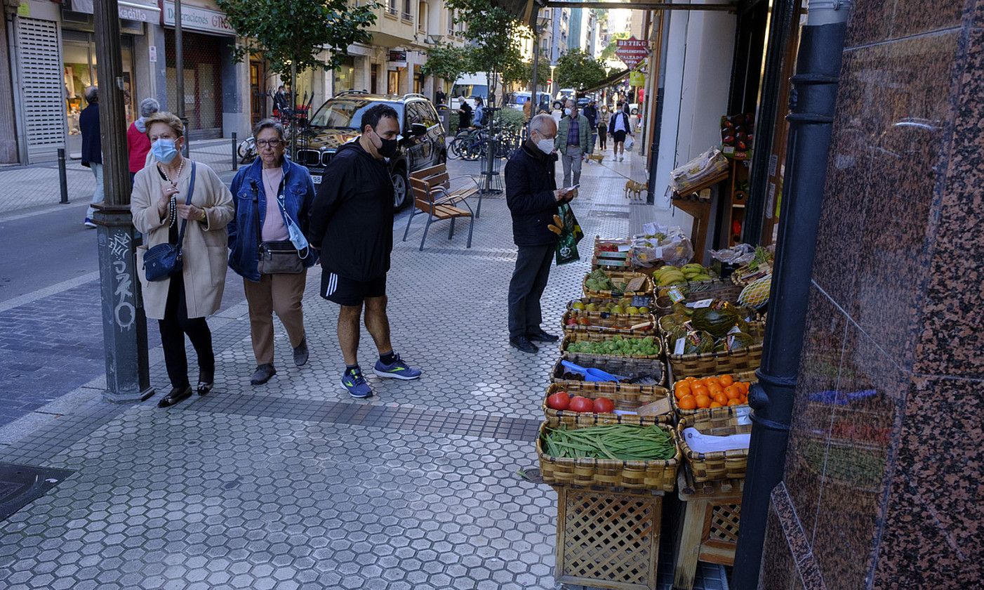 Le Corbusierren eskua, bere diseinuetako bat goitik seinalatzen. BERRIA.