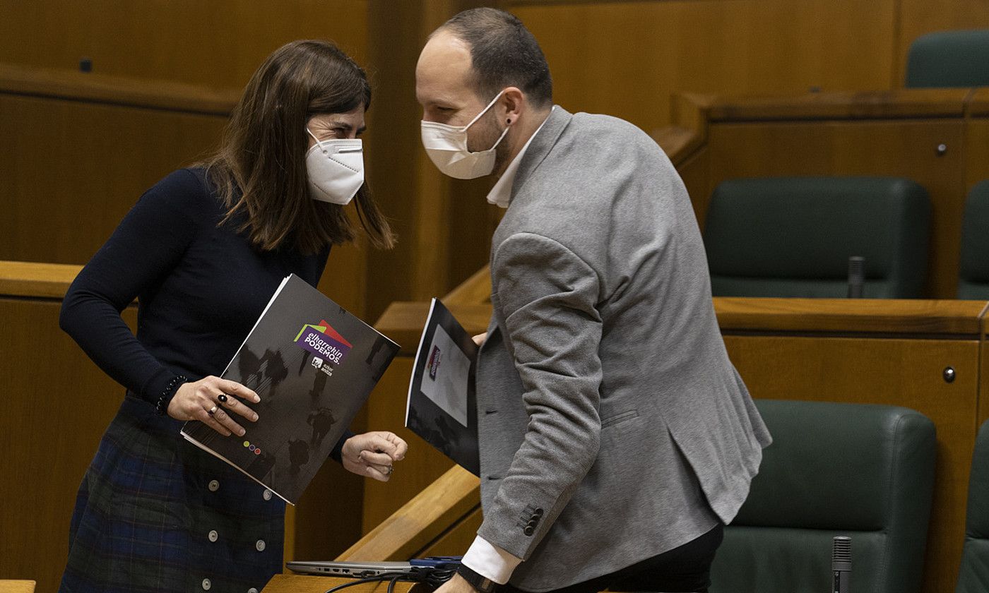 Miren Gorrotxategi eta Iñigo Martinez Zaton, legebiltzarrean, abenduko irudi batean. RAUL BOGAJO / FOKU.