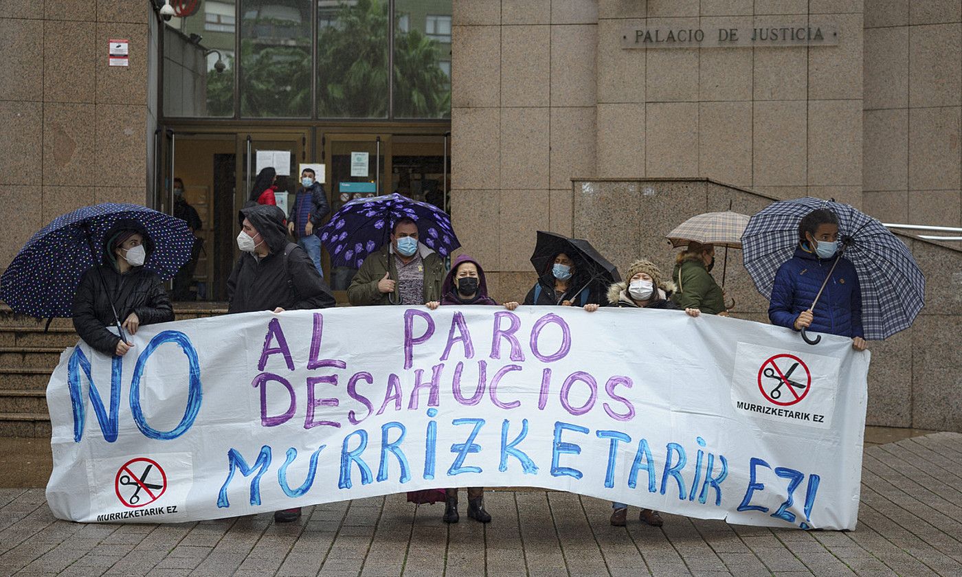 Barakaldoko justizia jauregiaren aurrean mobilizatu ziren atzo goizean. ARITZ LOIOLA / FOKU.