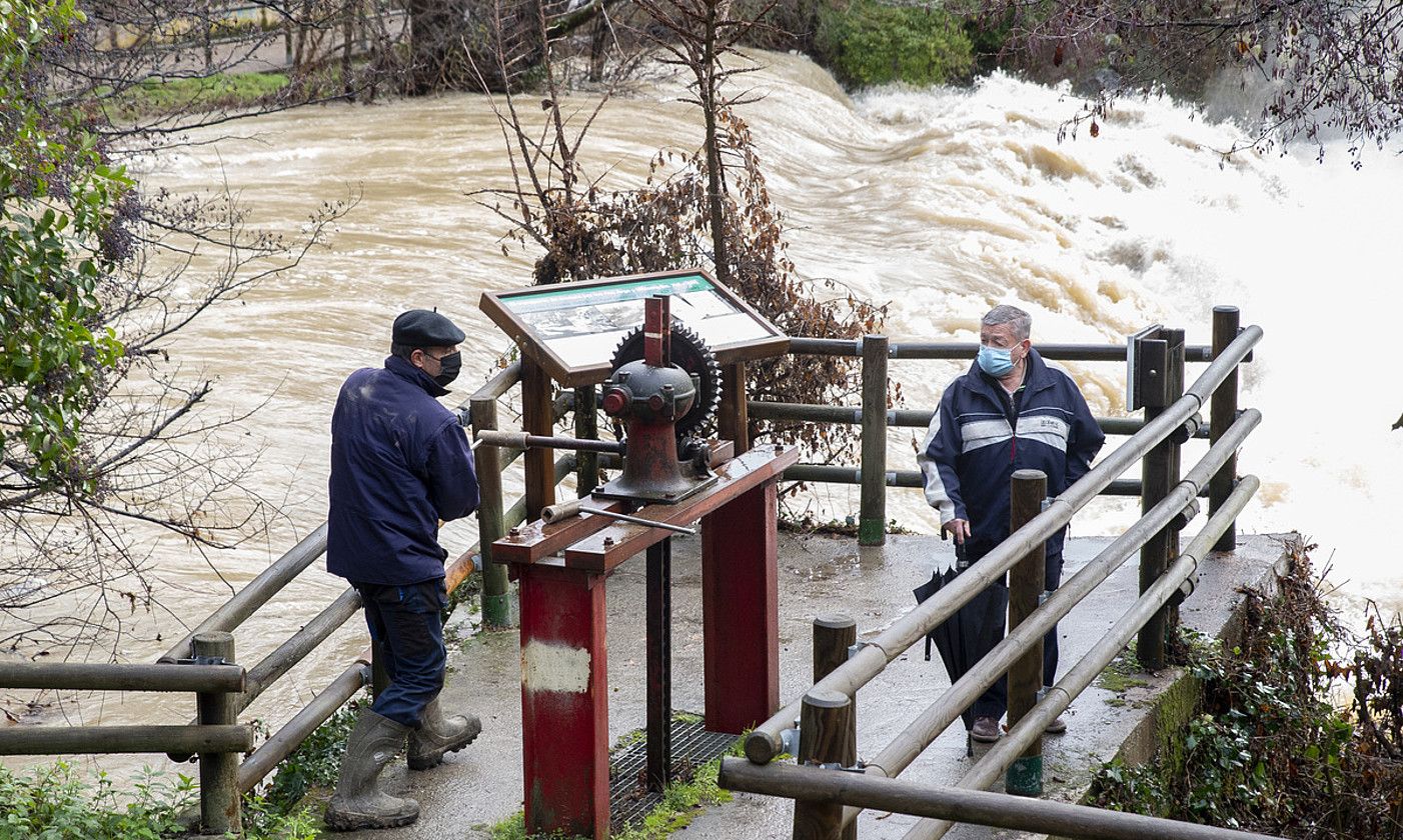 Arga ibaia indar handiz jaisten, Burlatan. IÑIGO URIZ / FOKU.