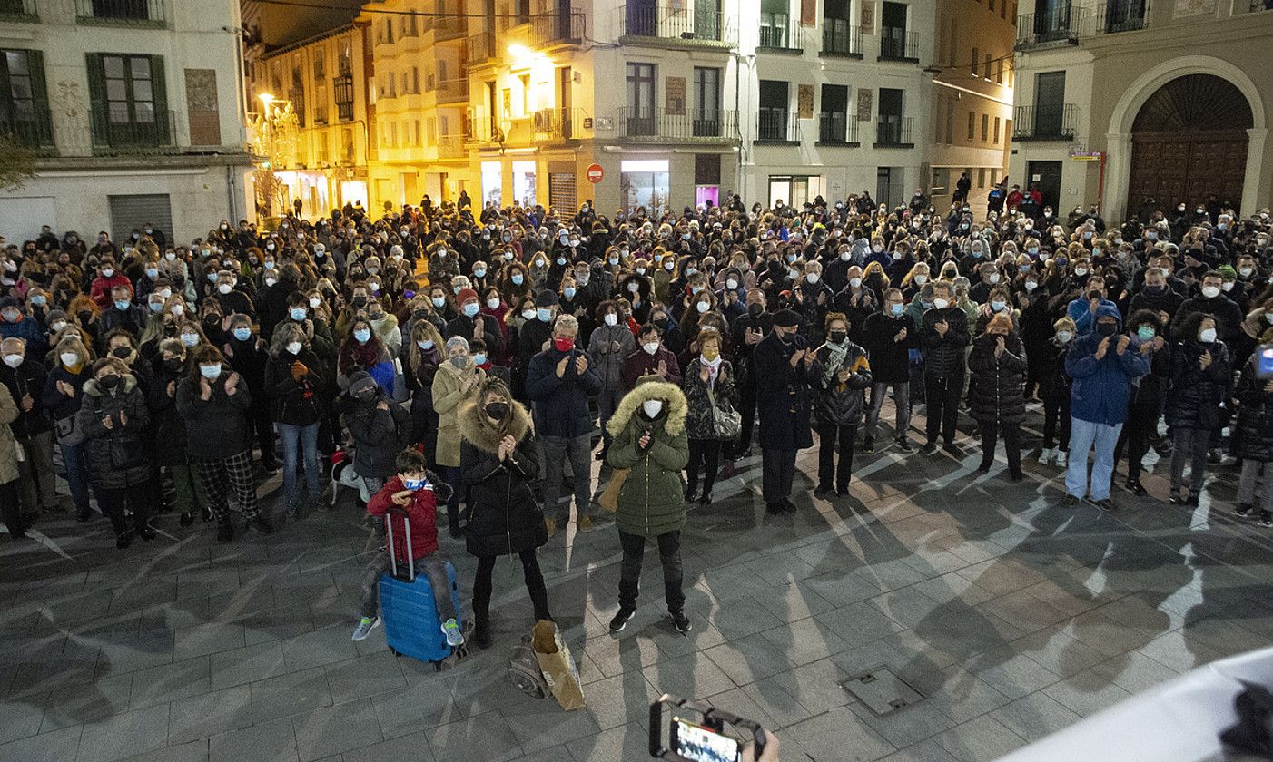 Tuterako herritarrak kalera atera ziren, protesta egiteko. IÑIGO URIZ / FOKU.