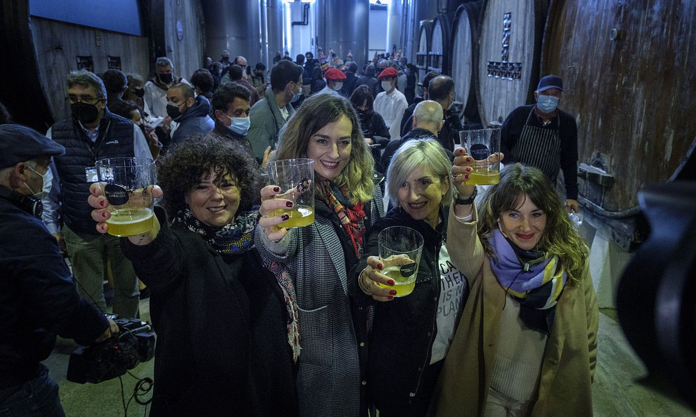 Amak taldeko Kris Solanok, Amaia Orejak, Maixa Lizarribarrek eta Alaitz Telletxeak aurtengo lehen sagardoa dastatzeko parada izan dute. JON URBE / FOKU.