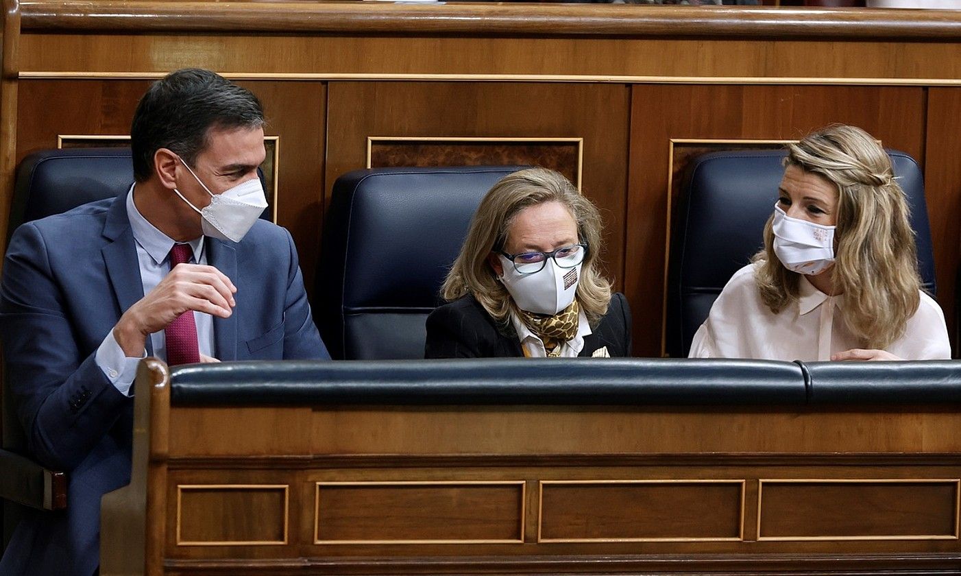 Pedro Sanchez Espainiako presidentea, Nadia Calviño eta Yolanda Diaz Ekonomia eta Lan ministroen alboan, Espainiako Kongresuan. JAVIER LIZON / EFE.