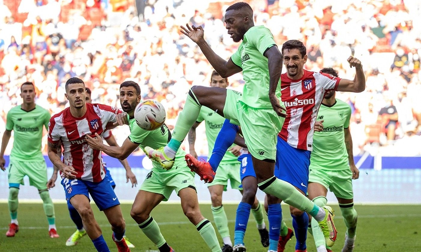 Iñaki Williams, baloia kontrolatzear, aurtengo denboraldian Atletico Madrilen aurka jokatutako ligako partidan, Wanda Metropolitanon. JUAN CARLOS HIDALGO / EFE.