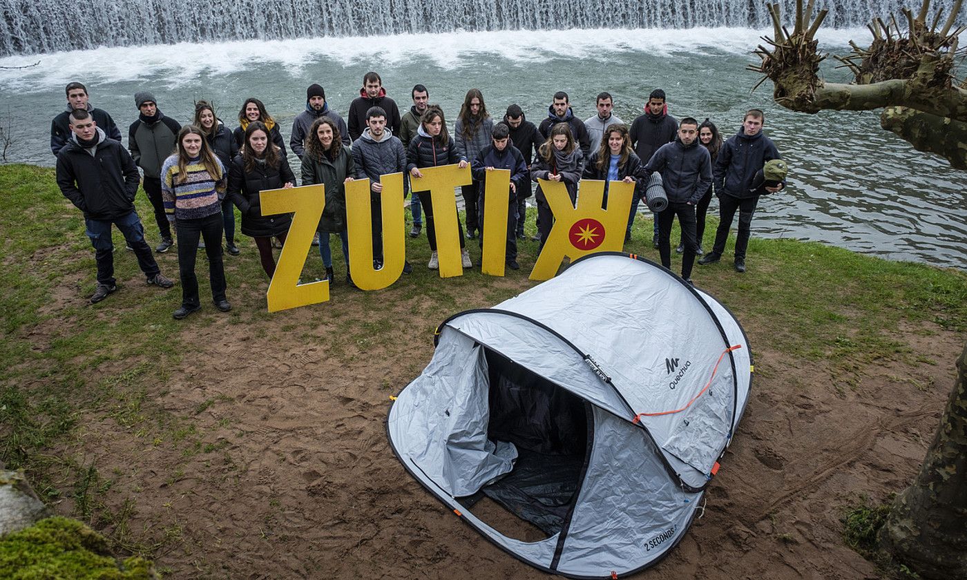Ernaiko kideak, atzo, Elizondon, udaberriko egitasmoa aurkezten. JON URBE / FOKU. Ernaiko kideak, atzo, Elizondon, udaberriko egitasmoa aurkezten. JON URBE / FOKU.